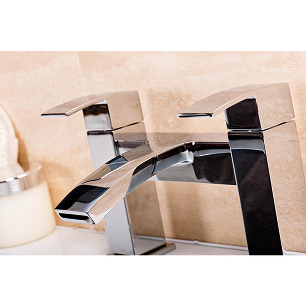 Vellamo City Waterfall Bath Filler Tap
